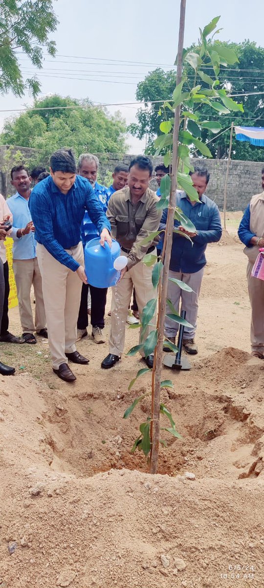 ZillaRaichur's tweet photo. ರಾಯಚೂರು ‌ತಾಲೂಕಿನ ಬಿಜನಗೇರಾ ಗ್ರಾಮದ ಕರ್ನಾಟಕ ರಾಜ್ಯ ಕ್ರಿಕೆಟ್ ‌ಕ್ರೀಡಾಂಗಣದಲ್ಲಿ ವಿಶ್ವ ಪರಿಸರ ದಿನಾಚರಣೆ ಅಂಗವಾಗಿ ಗಿಡ ನೆಟ್ಟು ನೀರೆರೆದು ಮಾತನಾಡಿದ, ಅವರು 'ಮನೆಗೊಂದು ಮರ, ಊರಿಗೊಂದು ವನವನ್ನು ಬೆಳೆಸಬೇಕೆಂದು‌ ಜಿ.ಪಂ ಸಿಇಒ ಶ್ರೀ‌ ಪಾಂಡ್ವೆ ರಾಹುಲ್ ತುಕಾರಾಮ ರವರು ತಿಳಿಸಿದರು.‌‌ @CommrMGNREGSK @CeoRaichur @MgnregsK https://t.co/TMafNTgQjH