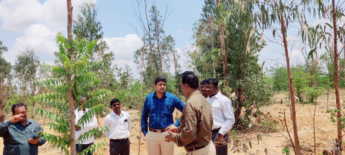 ZillaRaichur's tweet photo. ರಾಯಚೂರು ‌ತಾಲೂಕಿನ ಬಿಜನಗೇರಾ ಗ್ರಾಮದ ಕರ್ನಾಟಕ ರಾಜ್ಯ ಕ್ರಿಕೆಟ್ ‌ಕ್ರೀಡಾಂಗಣದಲ್ಲಿ ವಿಶ್ವ ಪರಿಸರ ದಿನಾಚರಣೆ ಅಂಗವಾಗಿ ಗಿಡ ನೆಟ್ಟು ನೀರೆರೆದು ಮಾತನಾಡಿದ, ಅವರು 'ಮನೆಗೊಂದು ಮರ, ಊರಿಗೊಂದು ವನವನ್ನು ಬೆಳೆಸಬೇಕೆಂದು‌ ಜಿ.ಪಂ ಸಿಇಒ ಶ್ರೀ‌ ಪಾಂಡ್ವೆ ರಾಹುಲ್ ತುಕಾರಾಮ ರವರು ತಿಳಿಸಿದರು.‌‌ @CommrMGNREGSK @CeoRaichur @MgnregsK https://t.co/TMafNTgQjH