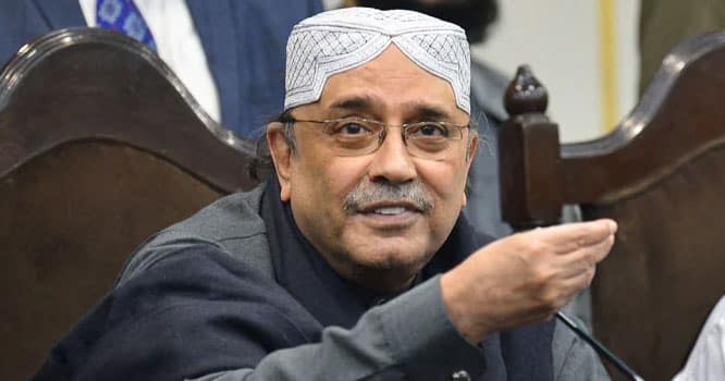 HussainImranVOK's tweet photo. بلاول کا یہ کراچی دشمن رویہ اور شہر میں لگی آگ و بدامنی کی صورتحال کا دفاع کرنا اسکے نانا، والدہ اور والد کی پالیسیوں کا تسلسل ہے۔ 
ذوالفقار بھٹو، بے نظیر بھٹو اور آصف زرداری اپنی پالتو پولیس اور ایجینسیوں کے ذریعہ مہاجروں کا قتل عام کراتے رہے اور دھڑلے کے ساتھ اسکا دفاع کرتے رہے۔
پیپلز پارٹی کے احکامات پر اس قتل عام اور مہاجر بستیوں کو تاراج کرنے پر بطور انعام سندھ پولیس کے یہ افسران تمغے، میڈلز، بھاری رقوم اور ترقیاں پاتے رہے۔ 
#Karachi #Pakistan