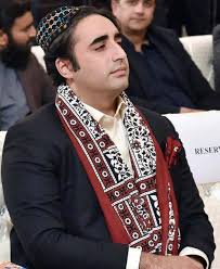 HussainImranVOK's tweet photo. بلاول کا یہ کراچی دشمن رویہ اور شہر میں لگی آگ و بدامنی کی صورتحال کا دفاع کرنا اسکے نانا، والدہ اور والد کی پالیسیوں کا تسلسل ہے۔ 
ذوالفقار بھٹو، بے نظیر بھٹو اور آصف زرداری اپنی پالتو پولیس اور ایجینسیوں کے ذریعہ مہاجروں کا قتل عام کراتے رہے اور دھڑلے کے ساتھ اسکا دفاع کرتے رہے۔
پیپلز پارٹی کے احکامات پر اس قتل عام اور مہاجر بستیوں کو تاراج کرنے پر بطور انعام سندھ پولیس کے یہ افسران تمغے، میڈلز، بھاری رقوم اور ترقیاں پاتے رہے۔ 
#Karachi #Pakistan