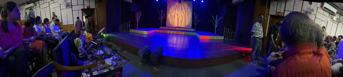 नाटकमयी नमस्कार🙏

#राष्ट्रीयनाट्यविद्यालय 
<a href="/nsd_india/">National School of Drama</a> 
में आज दूसरा नाटक देखा:

“माई री मैं का से कहूं”

संगीतमयी/जीवंत प्रस्तुति,
अच्छा अभिनय
नज़दीक से देखना वास्तव में
आनंददायक अनुभूति है👌

उत्सव कुछ दिन और है,
जरुर देखने आंए☝️
कलाकारों की कला का आनंद लें
और इसे सराहें👏