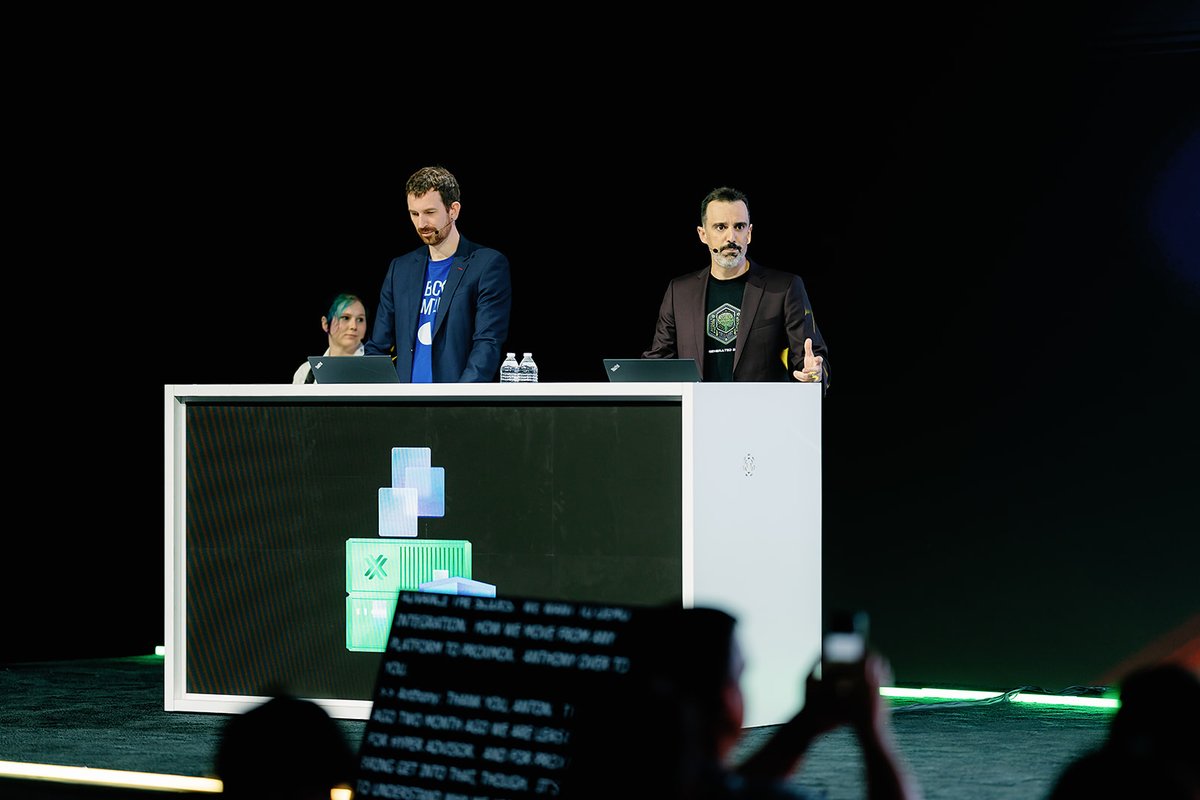 Veeam's tweet photo. 📸 Proxmox, EntraID, VB365 v8, AI, and more — @gostev, @AnthonySpiteri, @MichaelCade1, @vEm_Vino, @RinBytes, and @AndrewZhelezko took the #VeeamON stage to show off what's coming next. ✨ What was your favorite moment? 💬 https://t.co/7mub7v744n