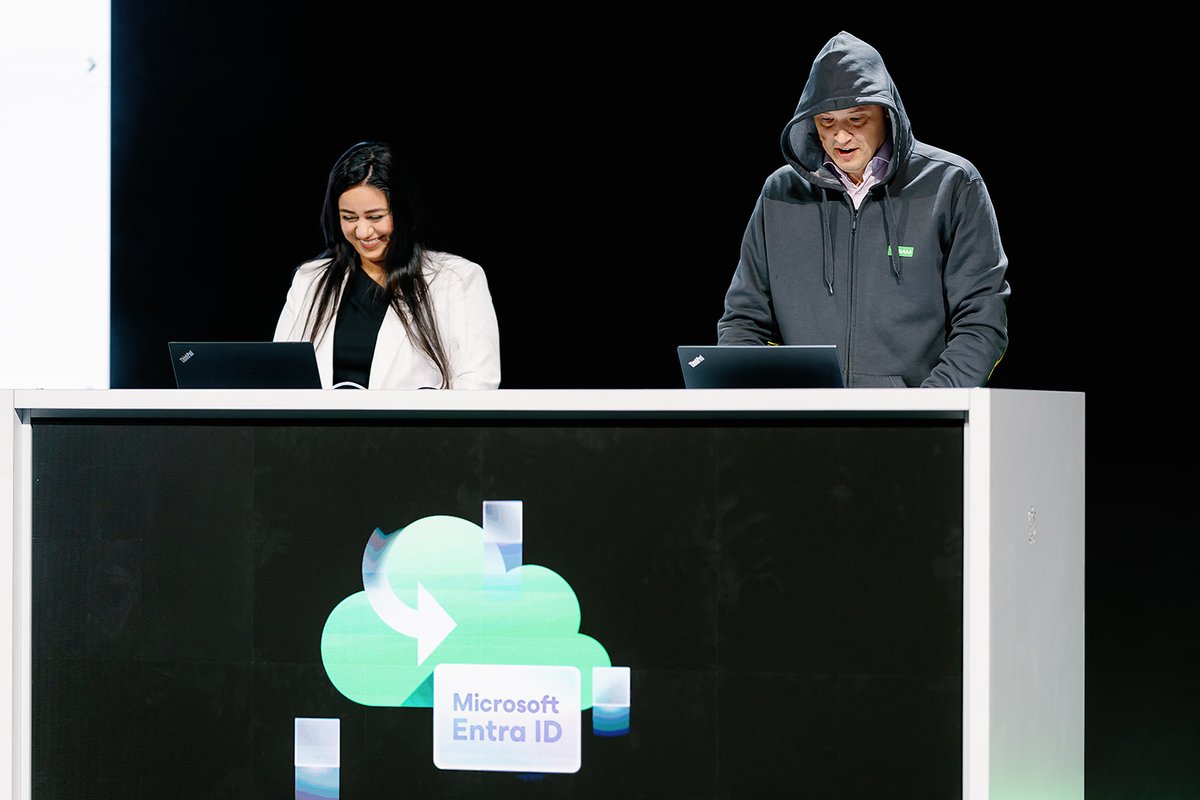 Veeam's tweet photo. 📸 Proxmox, EntraID, VB365 v8, AI, and more — @gostev, @AnthonySpiteri, @MichaelCade1, @vEm_Vino, @RinBytes, and @AndrewZhelezko took the #VeeamON stage to show off what's coming next. ✨ What was your favorite moment? 💬 https://t.co/7mub7v744n