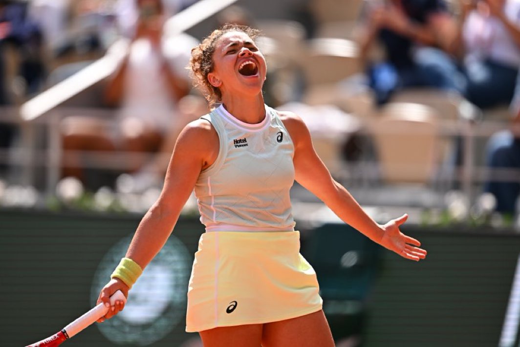 WTATPcoverage's tweet photo. And when everyone expect Rybakina - Sabalenka in semifinals… Tennis did it again❤️…

Maiden Grand Slam Semifinal for 🇷🇺Andreeva &amp; Paolini🇮🇹

#RolandGarros https://t.co/9xFxQZaz3R