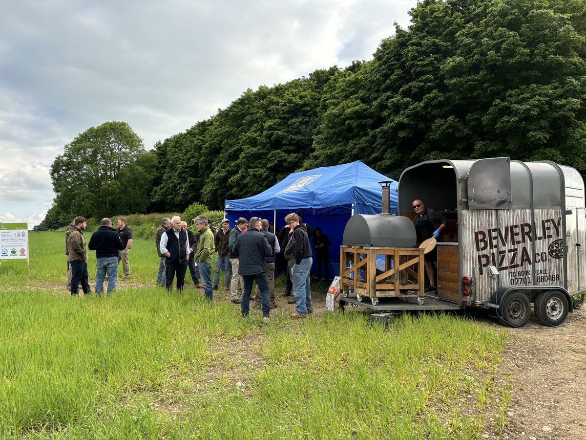 The weather is holding up this evening <a href="/Yara_UK/">Yara UK</a> Crop Nutrition Hub thankfully! Enjoying some good discussions and pizza 🍕
