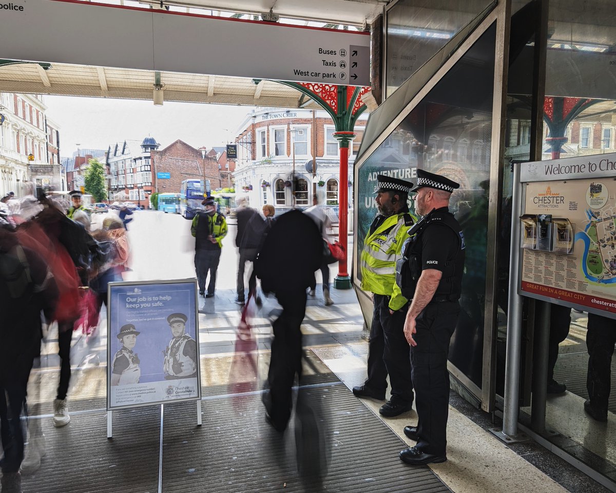 Travelling to the Royal Wedding this week? You may have seen our #ProjectServator team out and about with <a href="/CheshirePolice/">Cheshire Police</a> around the City today. If you're in the area, you can be our 👀 and 👂 to help us ensure a safe and enjoyable event for all.

#ActionCountersTerrorism