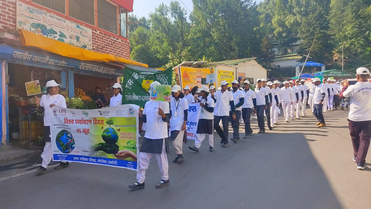 JoshimathP's tweet photo. 5 जून 2024 को  विश्व पर्यावरण दिवस के अवसर पर शहर को स्वच्छ एवं सुंदर रखने व सिंगल यूज प्लास्टिक का उपयोग न करने तथा प्रदूषण मुक्त रखने की अपील करते हुए रैली निकाली गई साथ ही जन जागरूकता रैली, सफाई अभियान, वृक्षारोपण आदि कार्यक्रम किये गए।
@UDDUttarakhand 
#NPPjoshimath https://t.co/jEENnbUsGN