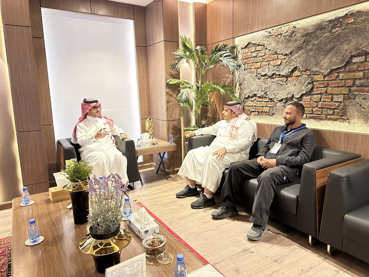 MAMunicipality's tweet photo. ضمن الجهود للتسويق بأهمية مدينة محايل وتميّز الفرص السياحية والإقتصادية إلتقى رئيس البلدية الأستاذ/أحمد العربي رئيس قسم تحديد المواقع والعلاقات الحكومية بشركة البيك الأستاذ/أيمن الزهراني وجرى أثناء اللقاء تأكيد سبل التعاون من خلال تواجد البيك بمحايل وإطلاق خدمة منافذ البيع قريباً https://t.co/rTIiS6KGmS