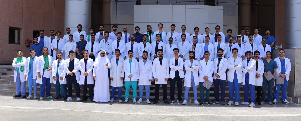 نتقدم بأجمل بالتهاني والتبريكات إلى الخريجين والخريجات "أطباء المستقبل" للعام الجامعي (1445 - 2024) .
 وفقكم الله وسدد خطاكم ، وجعل سواعدكم سواعد بناء وبلاسمَ شفاء للدين والوطن.. 
#KKU_Med 
#جامعة_الملك_خالد