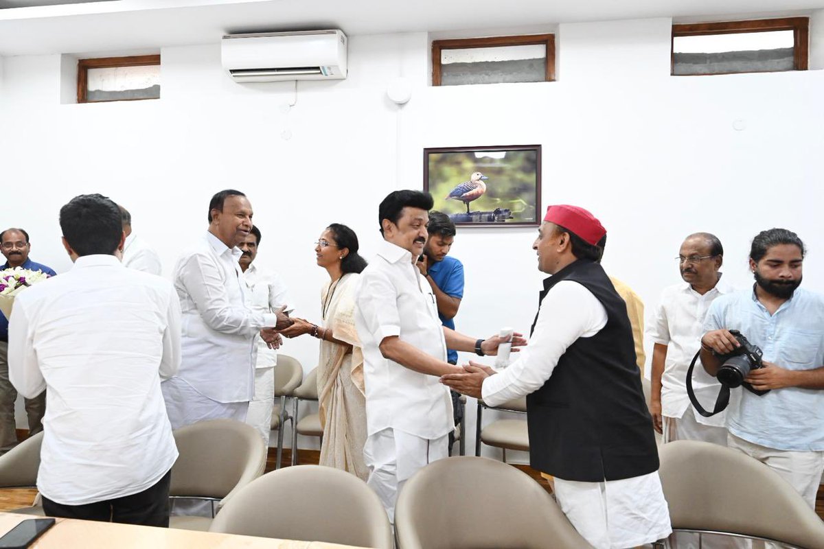 yadavakhilesh's tweet photo. जनाकांक्षा का प्रतीक ‘इंडिया गठबंधन’ जनसेवा के अपने संकल्प पर अडिग रहेगा, एकजुट रहेगा और संविधान, लोकतंत्र , आरक्षण, मान-सम्मान-स्वाभिमान बचाने तथा बेरोज़गारी, महँगाई, भ्रष्टाचार के कष्ट और संकट से जनता को मुक्त करने के अपने प्रयासों को निरंतर रखेगा। 

इंडिया गठबंधन PDA का राष्ट्र-व्यापी विस्तार करने और PDA के लिए लगातार संघर्ष करते रहने के लिए वचनबद्ध है। इंडिया गठबंधन  किसान, मज़दूर, युवा, महिला, कारोबारी-व्यापारी, नौकरीपेशा और सरकारी कर्मचारियों व अधिकारियों के मुद्दों को आधार बनाकर, उनकी आवाज़ बनने का काम करता रहेगा। 

देश की समझदार जनता का धन्यवाद, शुक्रिया और आभार। 

#इंडिया_की_एकता_ज़िंदाबाद