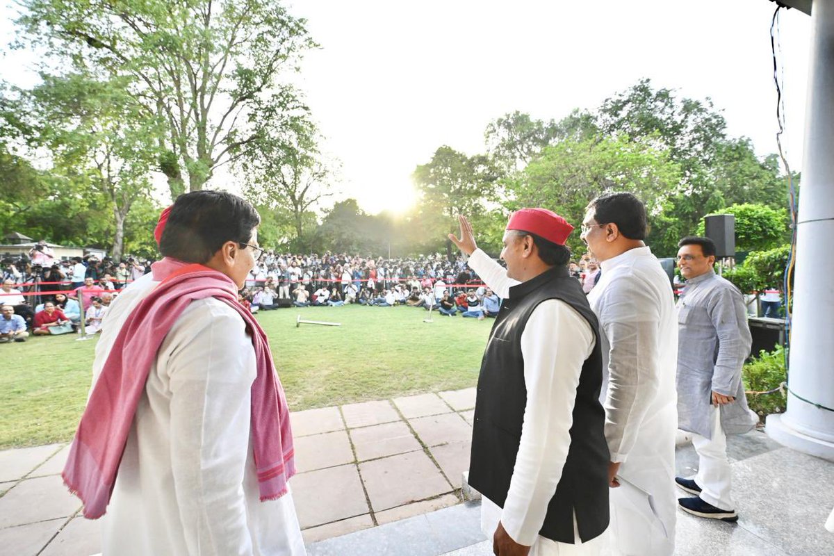 yadavakhilesh's tweet photo. जनाकांक्षा का प्रतीक ‘इंडिया गठबंधन’ जनसेवा के अपने संकल्प पर अडिग रहेगा, एकजुट रहेगा और संविधान, लोकतंत्र , आरक्षण, मान-सम्मान-स्वाभिमान बचाने तथा बेरोज़गारी, महँगाई, भ्रष्टाचार के कष्ट और संकट से जनता को मुक्त करने के अपने प्रयासों को निरंतर रखेगा। 

इंडिया गठबंधन PDA का राष्ट्र-व्यापी विस्तार करने और PDA के लिए लगातार संघर्ष करते रहने के लिए वचनबद्ध है। इंडिया गठबंधन  किसान, मज़दूर, युवा, महिला, कारोबारी-व्यापारी, नौकरीपेशा और सरकारी कर्मचारियों व अधिकारियों के मुद्दों को आधार बनाकर, उनकी आवाज़ बनने का काम करता रहेगा। 

देश की समझदार जनता का धन्यवाद, शुक्रिया और आभार। 

#इंडिया_की_एकता_ज़िंदाबाद