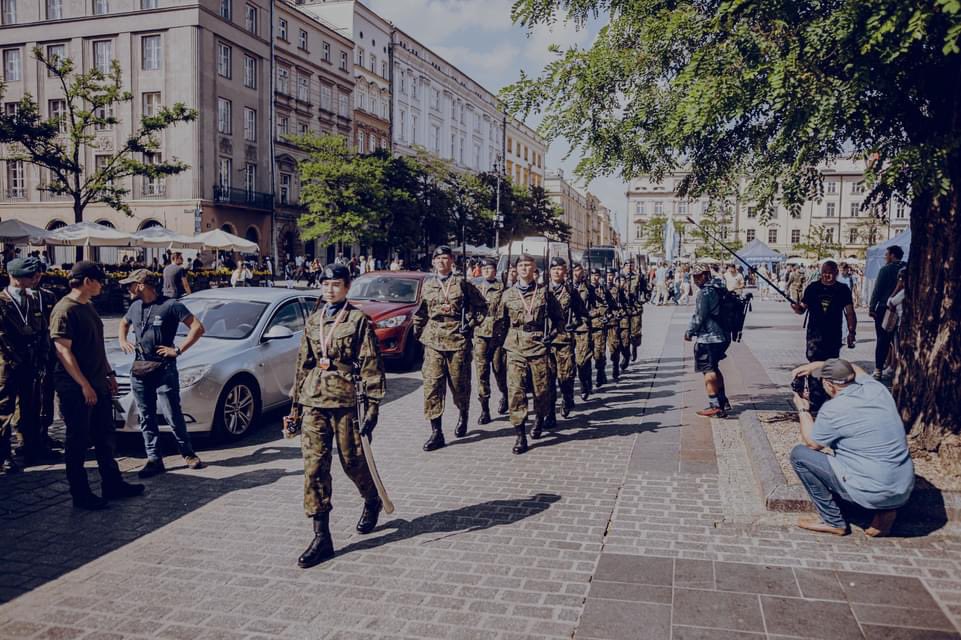 Prokop_21's tweet photo. 🆙 #Dziś na Rynku Głównym w Krakowie zakończył się IX Ogólnopolski #PrzeglądMusztry #KlasaWojskowa.

🏆Jak miło jest informować o tym, że na 🥉 miejscu znaleźli się reprezentujący woj. #zachodniopomorskie #kadeci z ZS im. Pamięci Ofiar Terroryzmu 11.09.2001 r. z #KaliszPomorski‼️ https://t.co/LCMLYpBoPw