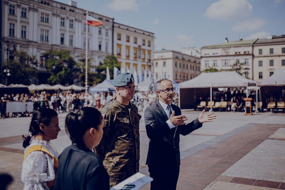 Prokop_21's tweet photo. 🆙 #Dziś na Rynku Głównym w Krakowie zakończył się IX Ogólnopolski #PrzeglądMusztry #KlasaWojskowa.

🏆Jak miło jest informować o tym, że na 🥉 miejscu znaleźli się reprezentujący woj. #zachodniopomorskie #kadeci z ZS im. Pamięci Ofiar Terroryzmu 11.09.2001 r. z #KaliszPomorski‼️ https://t.co/LCMLYpBoPw