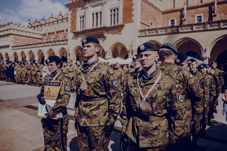 Prokop_21's tweet photo. 🆙 #Dziś na Rynku Głównym w Krakowie zakończył się IX Ogólnopolski #PrzeglądMusztry #KlasaWojskowa.

🏆Jak miło jest informować o tym, że na 🥉 miejscu znaleźli się reprezentujący woj. #zachodniopomorskie #kadeci z ZS im. Pamięci Ofiar Terroryzmu 11.09.2001 r. z #KaliszPomorski‼️ https://t.co/LCMLYpBoPw