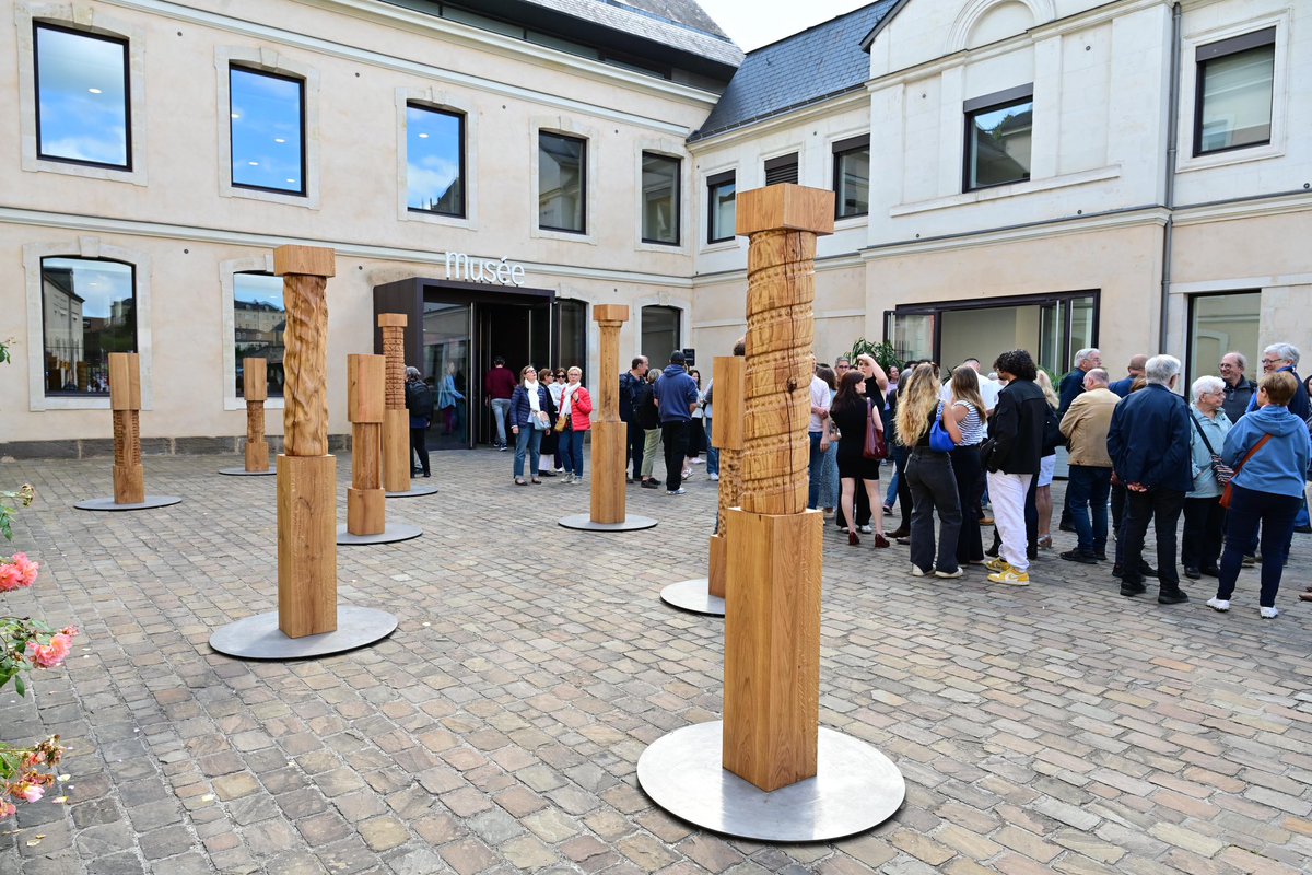ofcourselemans's tweet photo. La cour d’honneur du Carré Plantagenêt est désormais ornée de 8 œuvres d’art réalisées par 3 étudiants  en 3e année #design de l’@ESADTALM 
➡️Huit piliers qui représentent huit moments de l’histoire du Mans. 
➡️Un travail réalisé suite à une commande publique des @Musees_LeMans https://t.co/g74wCWARM3