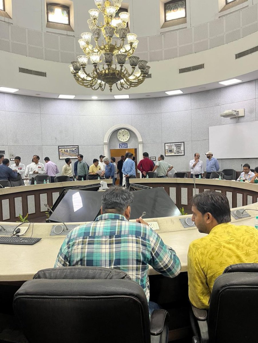 #पीएनएम
आज उत्तर रेलवे के निर्माण संगठन कश्मीरी गेट दिल्ली मै पीएनएम की शुरुआत हुई, जिसमे एनआरएमयू हैडक्वार्टर मंडल के यशस्वी मण्डल मंत्री का. संजीव सैनी, मण्डल अध्यक्ष का. आलोक मिश्र एवम मण्डल और शाखा के सभी शाखा सचिव उपस्थित रहे और पीएनएम लेवल के सभी प्रमुख कर्मचारियों के लंबित