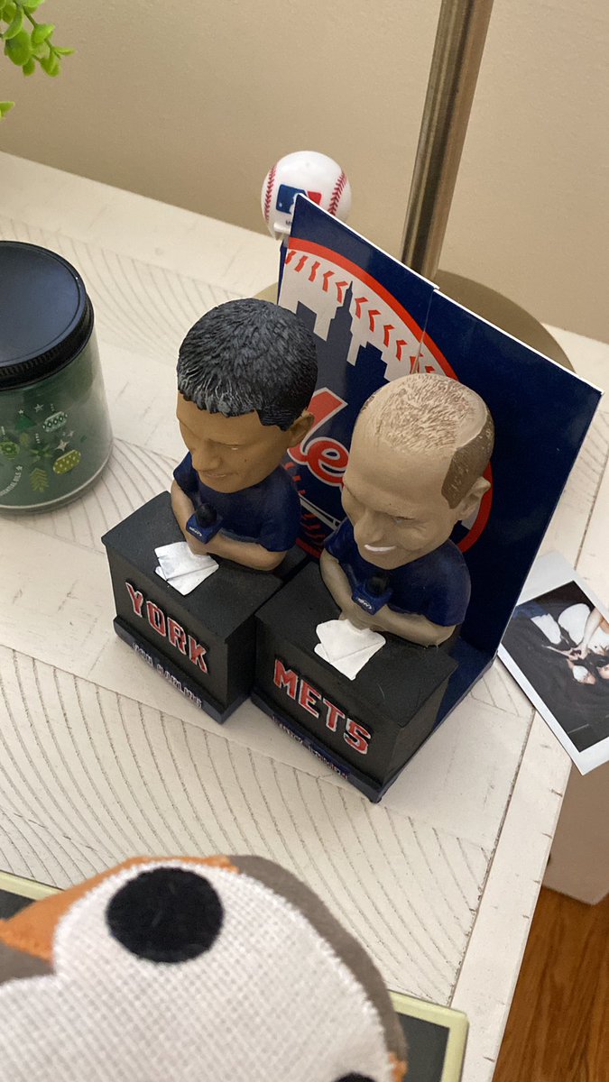 catl_15's tweet photo. guys it’s THE bell bell bobbleheads https://t.co/ZCpSZriy7r