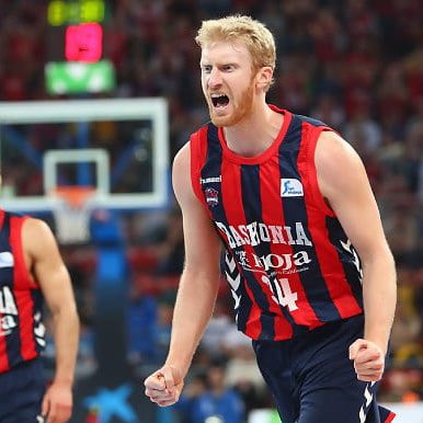 GIGANTESbasket's tweet photo. 😱👀 ¿Recuerdas a Chase Budinger? Disputó 7 temporadas en la NBA y pasó por el Baskonia

🏐 Pues bien, ¡se ha clasificado a los JJOO de París 2024 jugando a vóley-playa! https://t.co/OFpolbGW0n