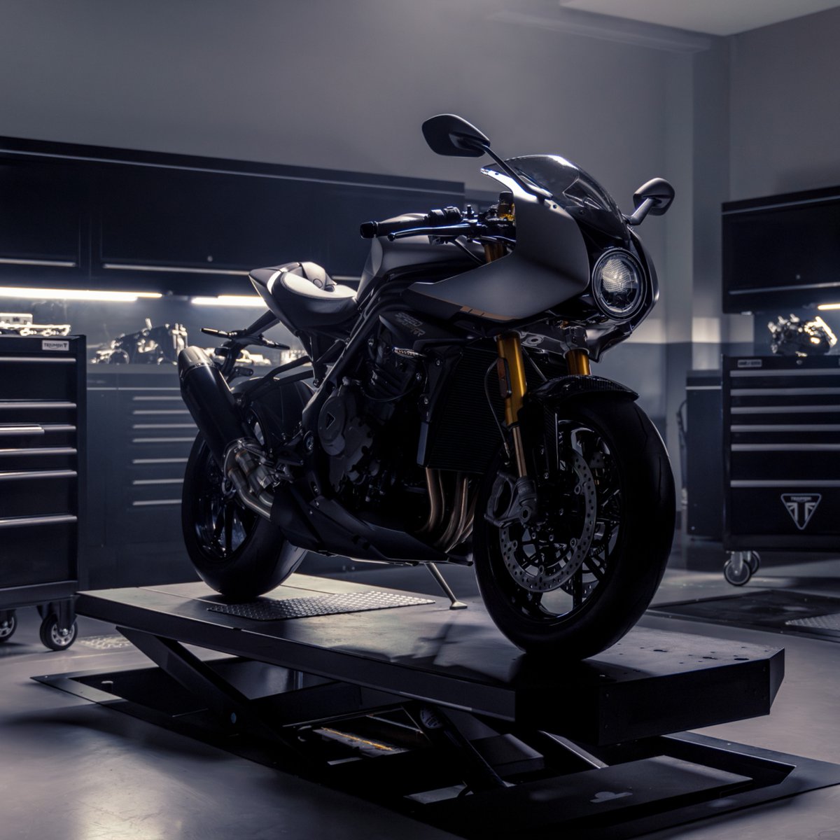 swintonbikes's tweet photo. .@OfficialTriumph have joined forces with @Breitling to create this unique and limited Speed Triple 1200 RR, with luxury watches to match... 🤩
Does anyone have a spare £22,995 we could borrow? 🤔
#Motorcycles #Triumph #Breitling #SpeedTripleRR https://t.co/TZ9d7whn0J