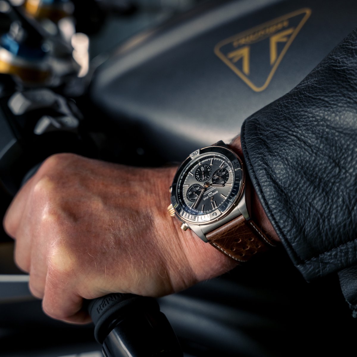 swintonbikes's tweet photo. .@OfficialTriumph have joined forces with @Breitling to create this unique and limited Speed Triple 1200 RR, with luxury watches to match... 🤩
Does anyone have a spare £22,995 we could borrow? 🤔
#Motorcycles #Triumph #Breitling #SpeedTripleRR https://t.co/TZ9d7whn0J