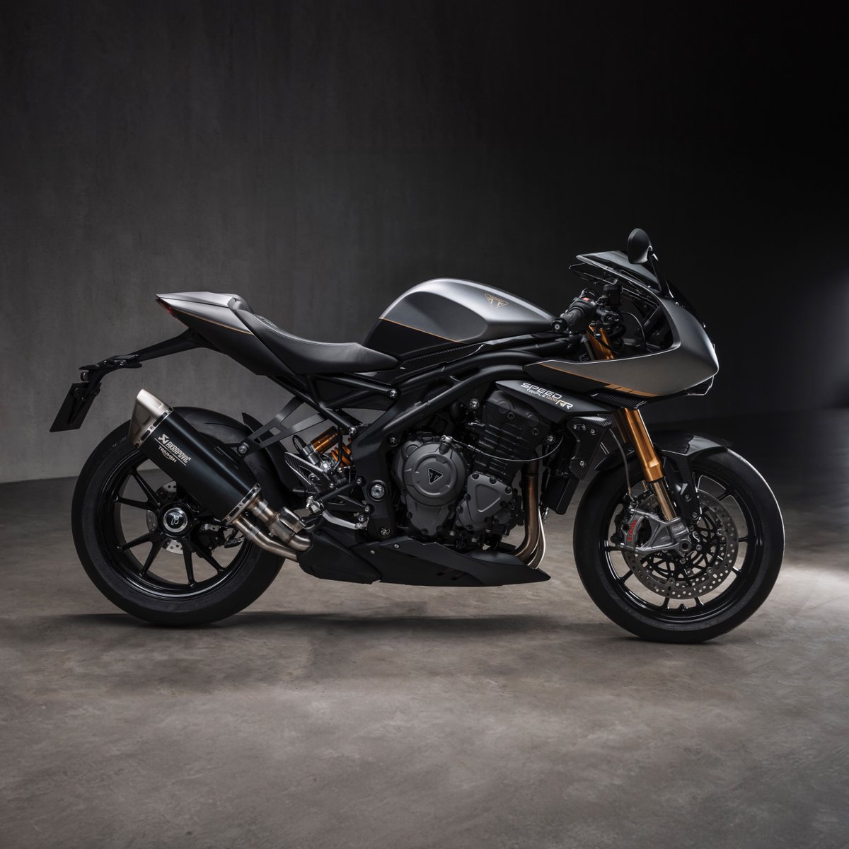 swintonbikes's tweet photo. .@OfficialTriumph have joined forces with @Breitling to create this unique and limited Speed Triple 1200 RR, with luxury watches to match... 🤩
Does anyone have a spare £22,995 we could borrow? 🤔
#Motorcycles #Triumph #Breitling #SpeedTripleRR https://t.co/TZ9d7whn0J