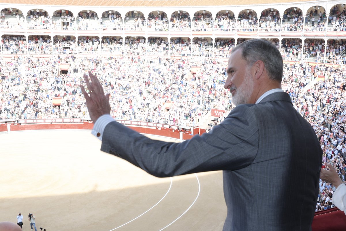 CasaReal's tweet photo. El Rey preside la Corrida de la Asociación de la Prensa en la Plaza de Toros de las Ventas.

➡️https://t.co/GdMaDRx6Iq https://t.co/LDBOxAgPga