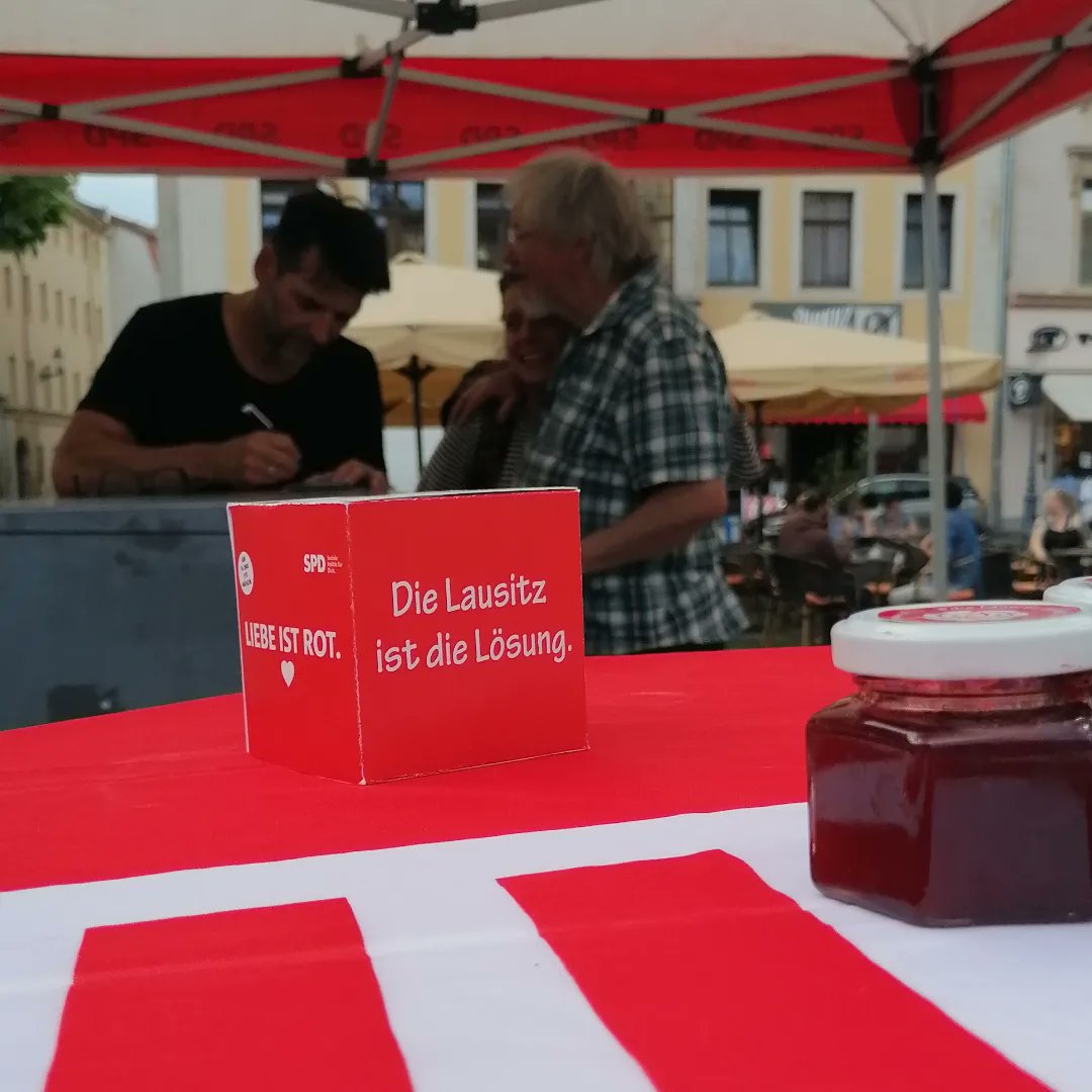 spdzittau's tweet photo. Mittwoch bedeutet Marktplatz - Wir waren wieder mit unserem Wahlkampfstand vor Ort und führten viele gute Gespräche. Vor der anstehenden Kommunalwahl war dies der vorerst letzte Termin - jedoch sehen wir uns spätestens in ein paar Wochen wenn es dann im die #landtagswahl geht! https://t.co/xOixLtCzET