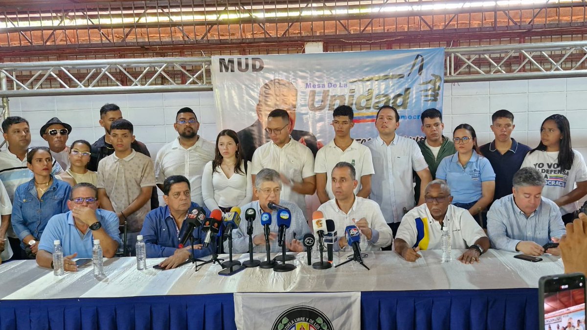 PieroMaroun's tweet photo. Vienen días de gloria para Venezuela, es lo que se siente en las calles, es lo que transmiten los ciudadanos; en todo el país soplan vientos de cambio. 

Hoy junto a nuestro compañero @hramosallup y los equipos del partido de Maracay, nos organizamos para ganar con @EdmundoGU, en la tarjeta de la manito MUD UNIDAD. 

#VamosAGanarConEdmundo | Estado Aragua🇻🇪