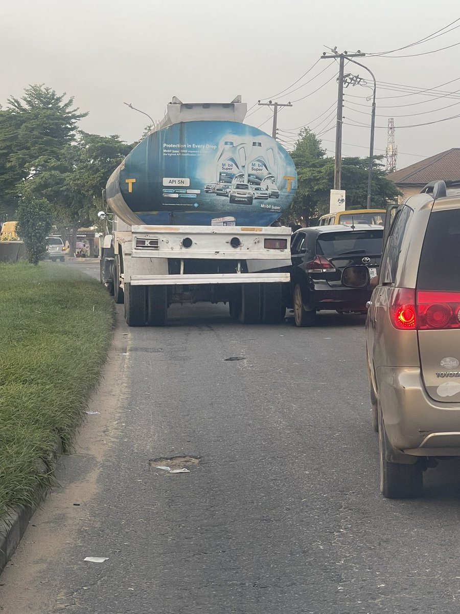 phelzy's tweet photo. @followlastma this is causing a long traffic around Akinsanya/igando on LASU/ỊBA expressway. Kindly send your team there https://t.co/ogKLdY9siB