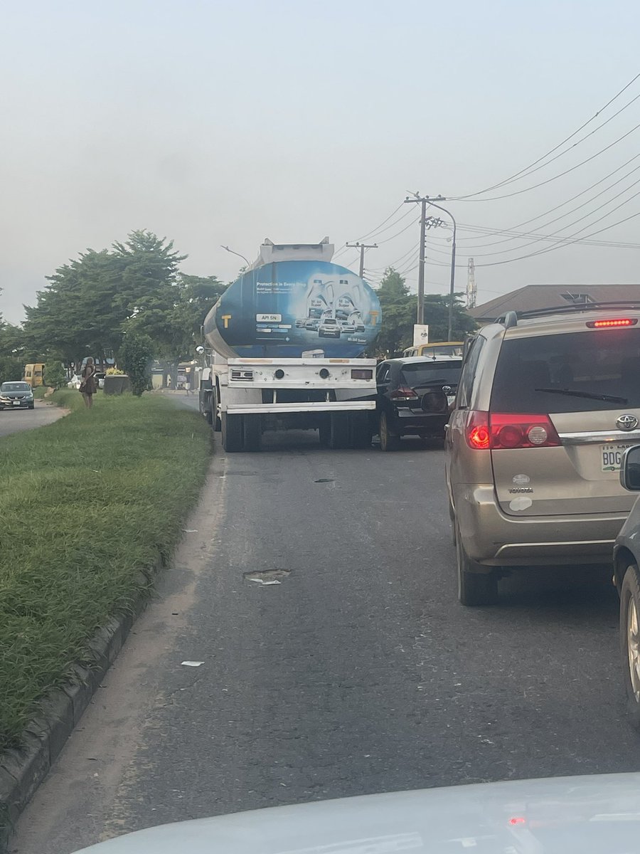 phelzy's tweet photo. @followlastma this is causing a long traffic around Akinsanya/igando on LASU/ỊBA expressway. Kindly send your team there https://t.co/ogKLdY9siB