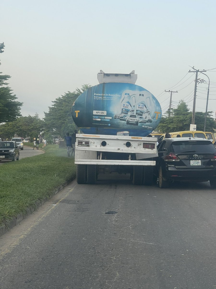 phelzy's tweet photo. @followlastma this is causing a long traffic around Akinsanya/igando on LASU/ỊBA expressway. Kindly send your team there https://t.co/ogKLdY9siB