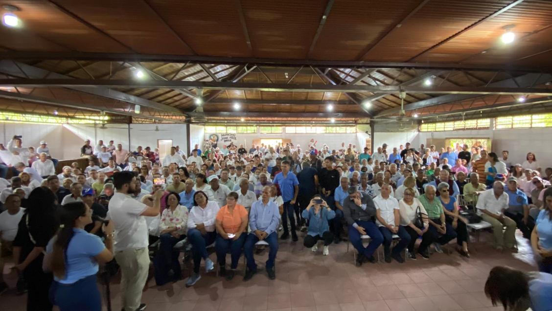 PieroMaroun's tweet photo. Vienen días de gloria para Venezuela, es lo que se siente en las calles, es lo que transmiten los ciudadanos; en todo el país soplan vientos de cambio. 

Hoy junto a nuestro compañero @hramosallup y los equipos del partido de Maracay, nos organizamos para ganar con @EdmundoGU, en la tarjeta de la manito MUD UNIDAD. 

#VamosAGanarConEdmundo | Estado Aragua🇻🇪