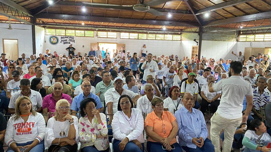 PieroMaroun's tweet photo. Vienen días de gloria para Venezuela, es lo que se siente en las calles, es lo que transmiten los ciudadanos; en todo el país soplan vientos de cambio. 

Hoy junto a nuestro compañero @hramosallup y los equipos del partido de Maracay, nos organizamos para ganar con @EdmundoGU, en la tarjeta de la manito MUD UNIDAD. 

#VamosAGanarConEdmundo | Estado Aragua🇻🇪
