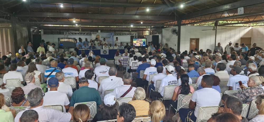 PieroMaroun's tweet photo. Vienen días de gloria para Venezuela, es lo que se siente en las calles, es lo que transmiten los ciudadanos; en todo el país soplan vientos de cambio. 

Hoy junto a nuestro compañero @hramosallup y los equipos del partido de Maracay, nos organizamos para ganar con @EdmundoGU, en la tarjeta de la manito MUD UNIDAD. 

#VamosAGanarConEdmundo | Estado Aragua🇻🇪