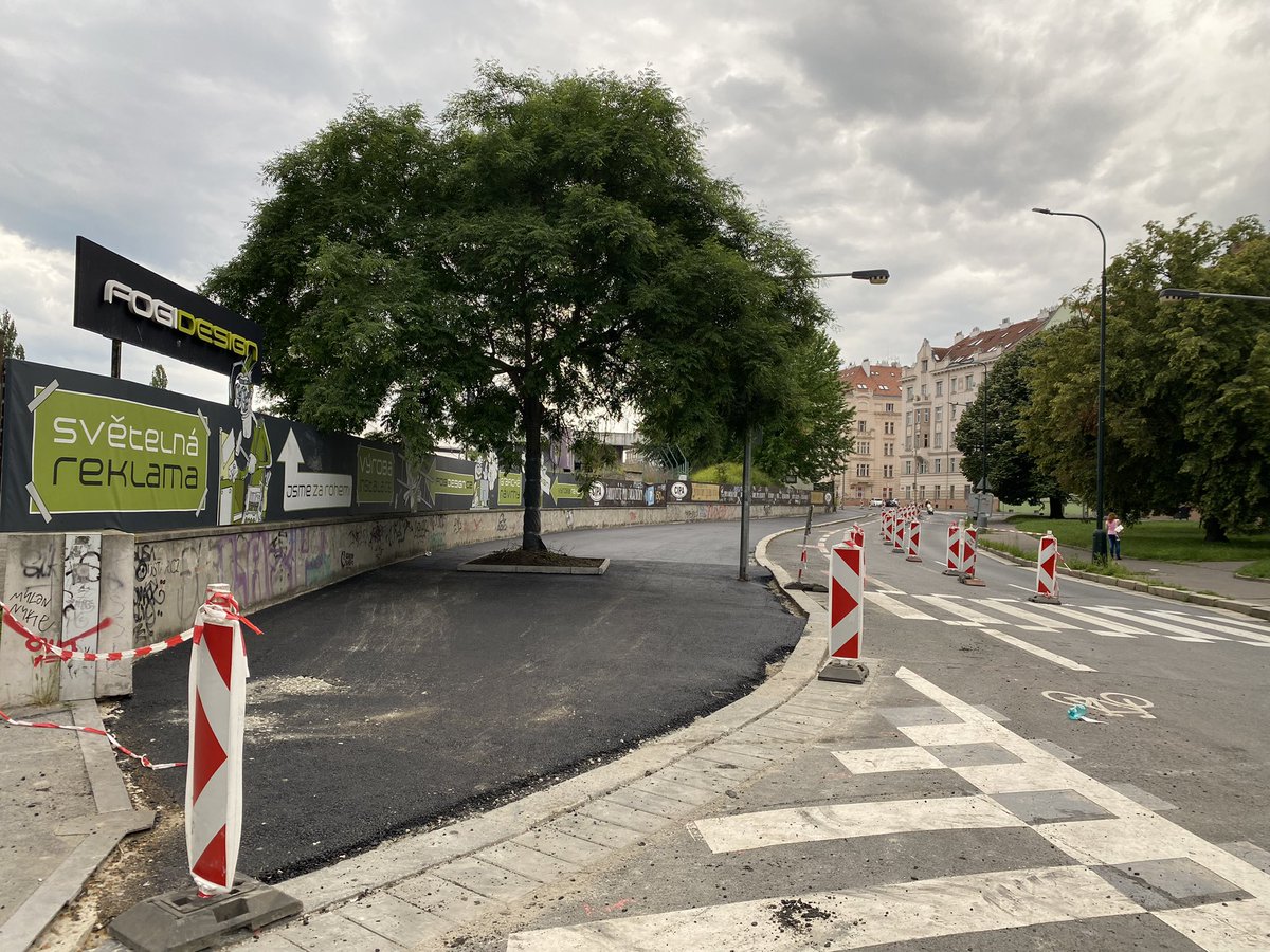 desrumaux_g's tweet photo. Missed opportunity to introduce a bike path instead of a bike lane https://t.co/JeZUTKrGon
