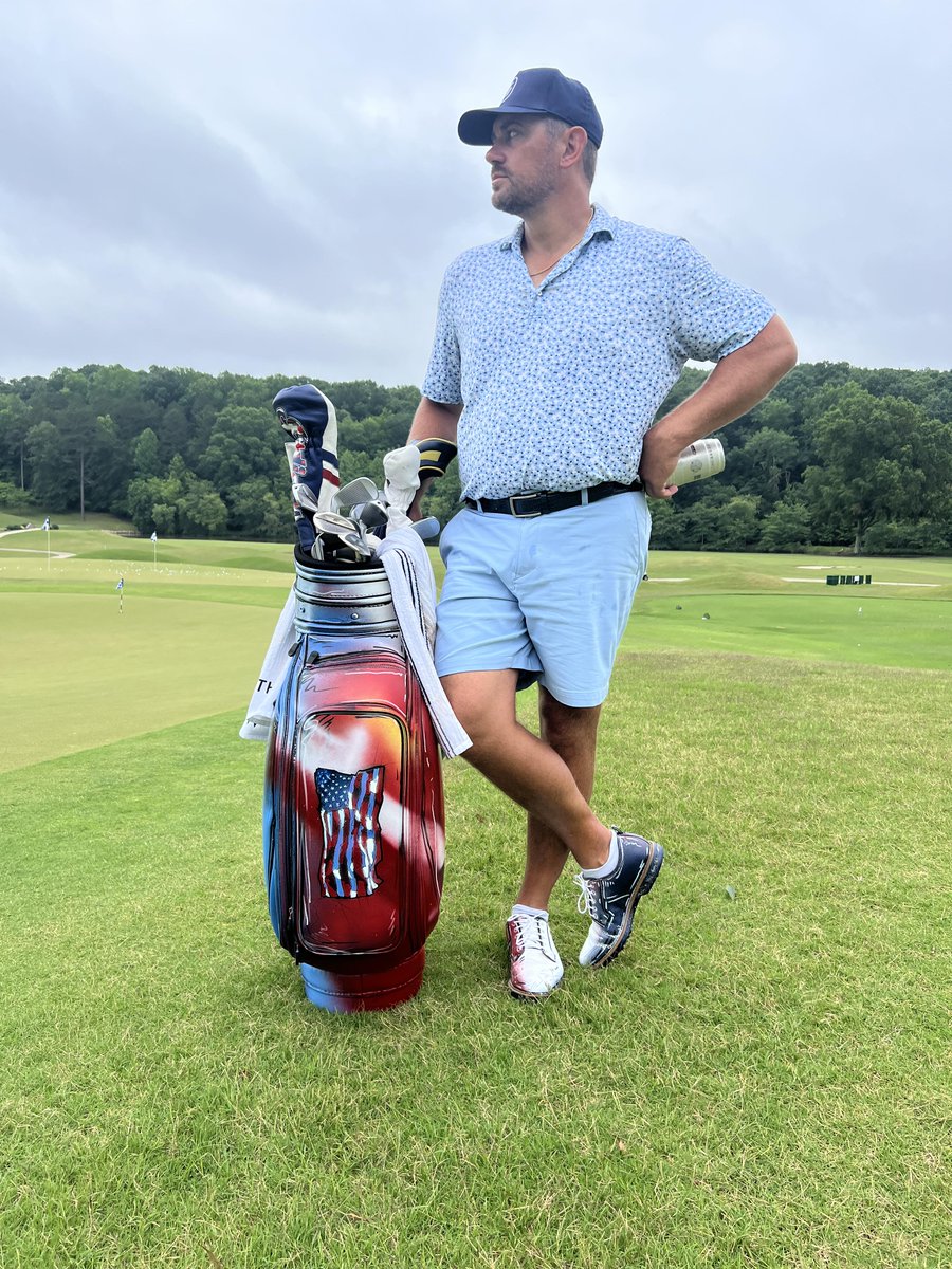 JoeEversonArt's tweet photo. Shout out to my sponsor and friend @DougWalker21 of @FCIAGENCYSC who will be playing in the @BMWCharityProAm. He's sporting a golf bag and golf shoes that I painted. FCI Agency is also my insurer for all those events I do. Good luck Doug! https://t.co/jv4sFobiUh