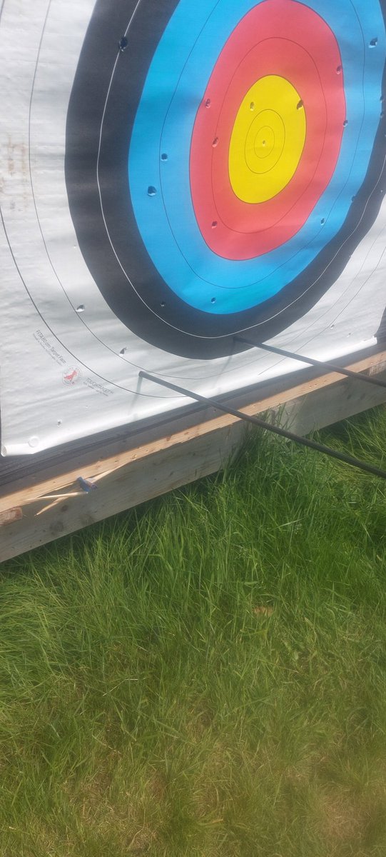 krafty148's tweet photo. moved to work outside today. Trying to see what firing from 25m was like. #1stattempt  bit low #2ndattempt alot better. BTW 25m is the distance to the the tub
#archery #visitscotland #visitdundee #Dundee #getoutside #outdoorarchery
#outdoorarcheryrange #sunnyscotland #sunnydundee https://t.co/tktlT8WssO