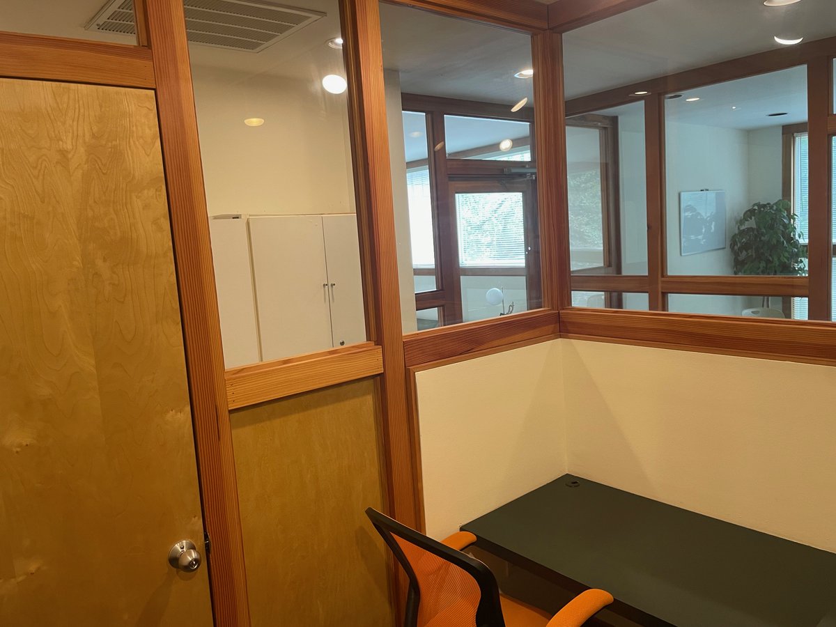 WorkCornerstone's tweet photo. Enclosed office space now available. It's the last one in this beautiful building so don't delay! 

Call and learn how to make this yours. 

#FlexibleLeaseTerms
#OfficeInChapelHillForRent
#QuietAndClean
#Includeswifiandutilities https://t.co/m1m7Kni7fk