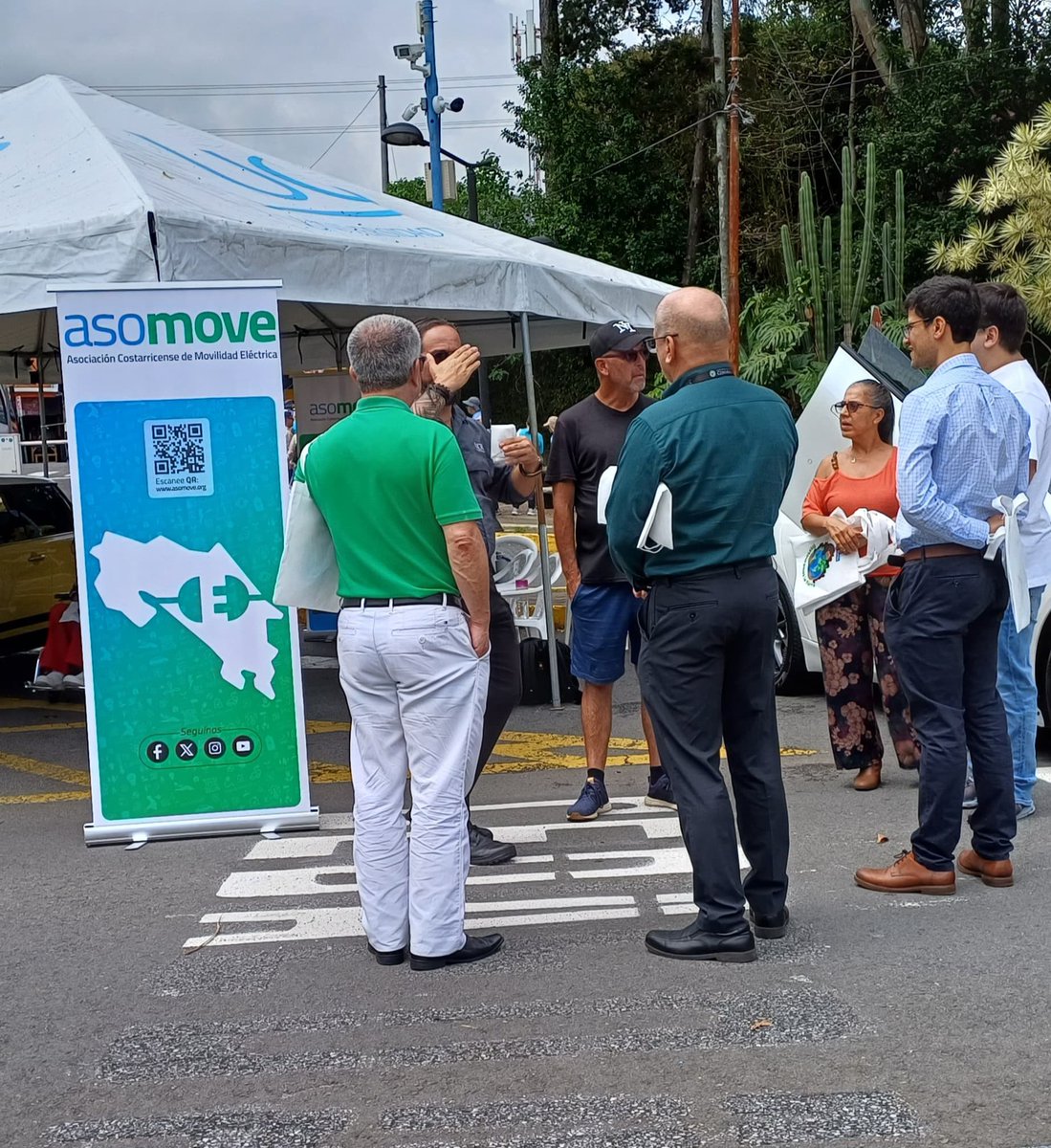 asomove's tweet image. ⚡️🌎☘️ #DíaAmbiente En el Día Mundial del Medio Ambiente, estamos en la @UniversidadCR con exhibición de transporte eléctrico y charlas "relámpago" para aprender sobre bicis y autos eléctricos, reciclaje de baterías y conversión de vehículos.

@geeklog #fortech #sunduro