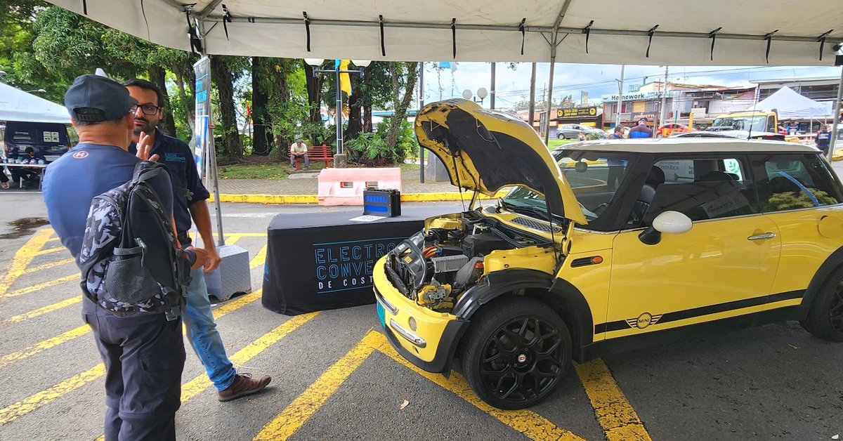 asomove's tweet image. ⚡️🌎☘️ #DíaAmbiente En el Día Mundial del Medio Ambiente, estamos en la @UniversidadCR con exhibición de transporte eléctrico y charlas "relámpago" para aprender sobre bicis y autos eléctricos, reciclaje de baterías y conversión de vehículos.

@geeklog #fortech #sunduro