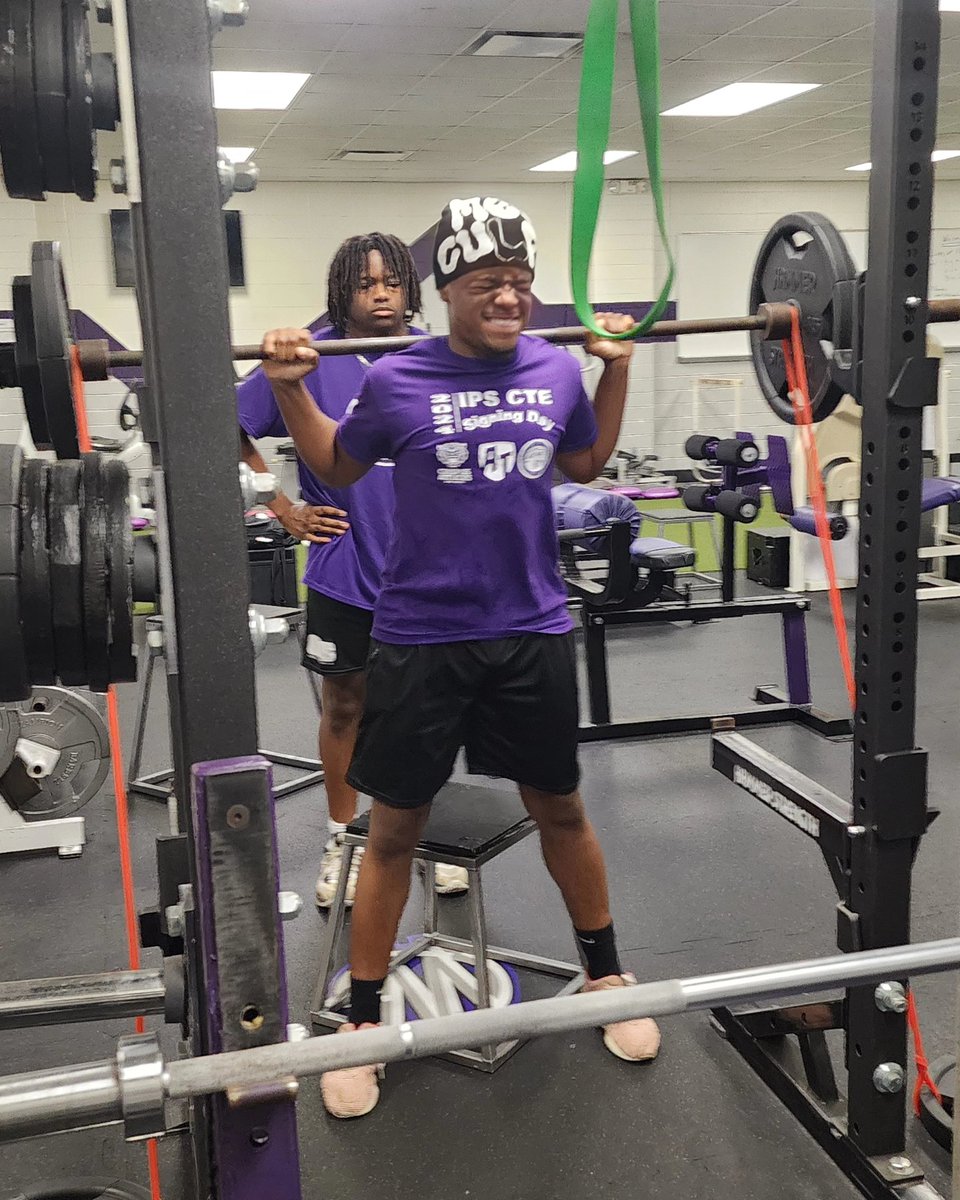 GWAthletics_ips's tweet photo. Learning to Love the GRIND

#ProductOfthePROCESS #GDUBBFootball https://t.co/tYDif6onU8