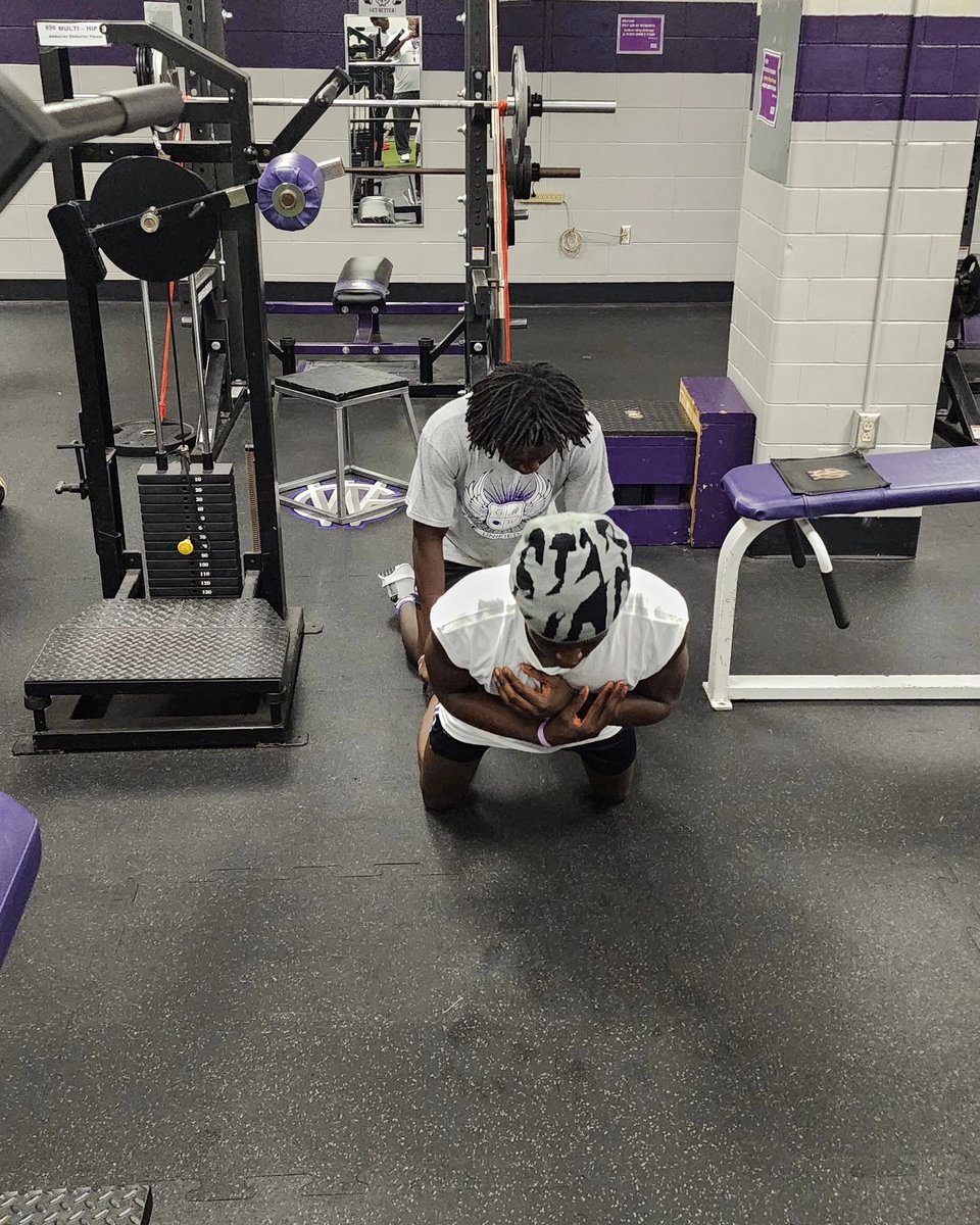 GWAthletics_ips's tweet photo. Learning to Love the GRIND

#ProductOfthePROCESS #GDUBBFootball https://t.co/tYDif6onU8