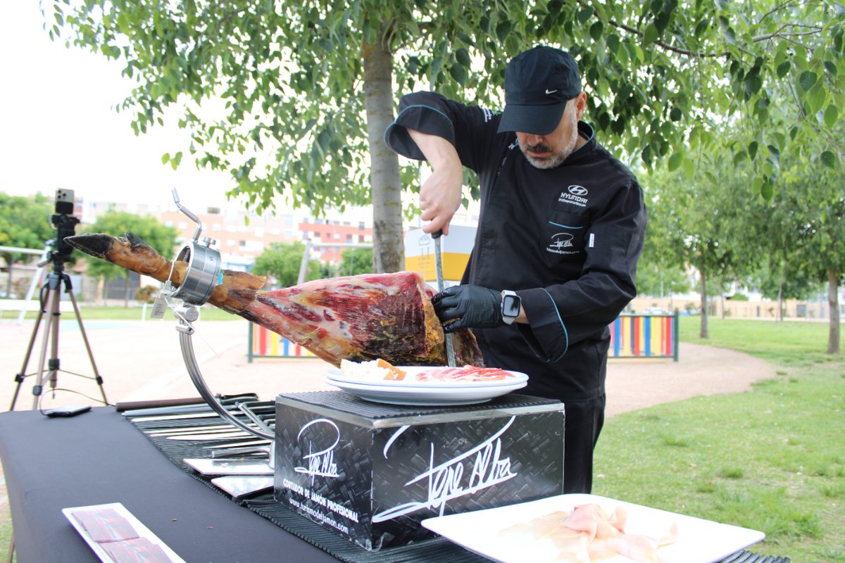 Patrocina1Depor's tweet photo. Y si hay algo que gusta de nuestra carrera es el bocado de jamón que espera en la línea de meta. ¡No podía faltar el jamón por parte de Pepe Alba! 🤩
#patrocinaundeportista #patrocina1depor #p1d #carrerapalomos24 #runpalomos24 #correr #carrera #deporte https://t.co/r32KGMCPII