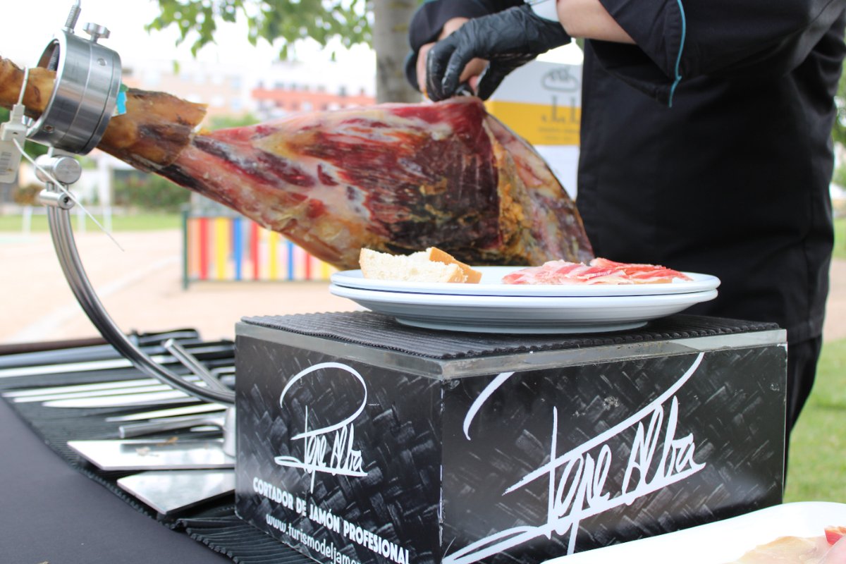 Patrocina1Depor's tweet photo. Y si hay algo que gusta de nuestra carrera es el bocado de jamón que espera en la línea de meta. ¡No podía faltar el jamón por parte de Pepe Alba! 🤩
#patrocinaundeportista #patrocina1depor #p1d #carrerapalomos24 #runpalomos24 #correr #carrera #deporte https://t.co/r32KGMCPII