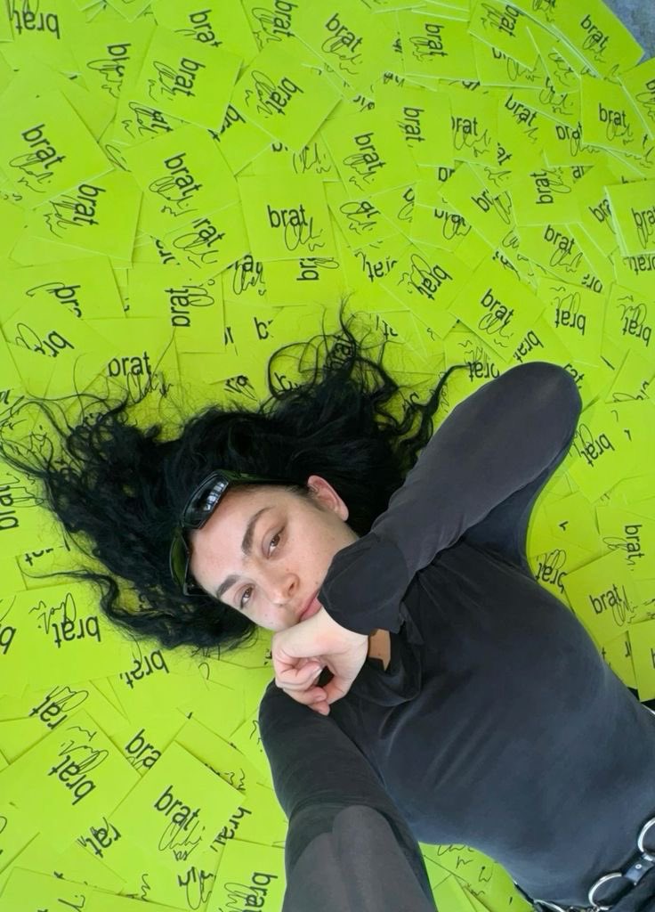 idcastbr's tweet image. 🟩🚨Novo álbum de Charli XCX já está sendo aclamado, abrindo o Metacritic com nota verde “Brat”. São 90 pontos baseados em 5 críticas. #brat #charlixcx