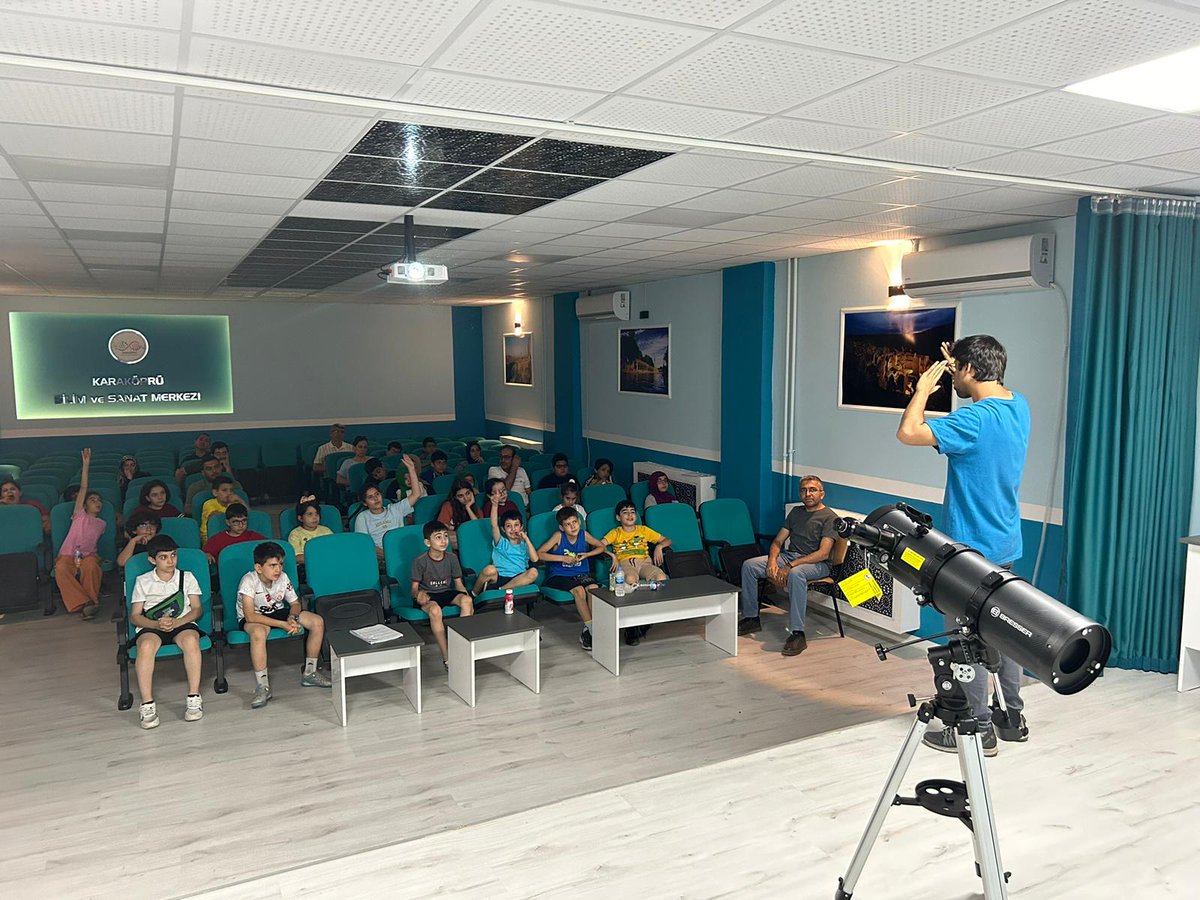 karakoprubilsem's tweet photo. Astronom @planetphysic e 'Astronomi ve Uzay Hakkında Merak Edilenler' konulu söyleşi için ve söyleşiyi tertipleyen Fen Bilimleri Öğretmenimiz Leyla TASLAK'a emeklerinden dolayı teşekkür ederiz. @tcmeb @MebOrgm @BilsemMeb @UrfaValiligi @sanliurfammem63 @KarakopruM https://t.co/wZRT0Lm96R