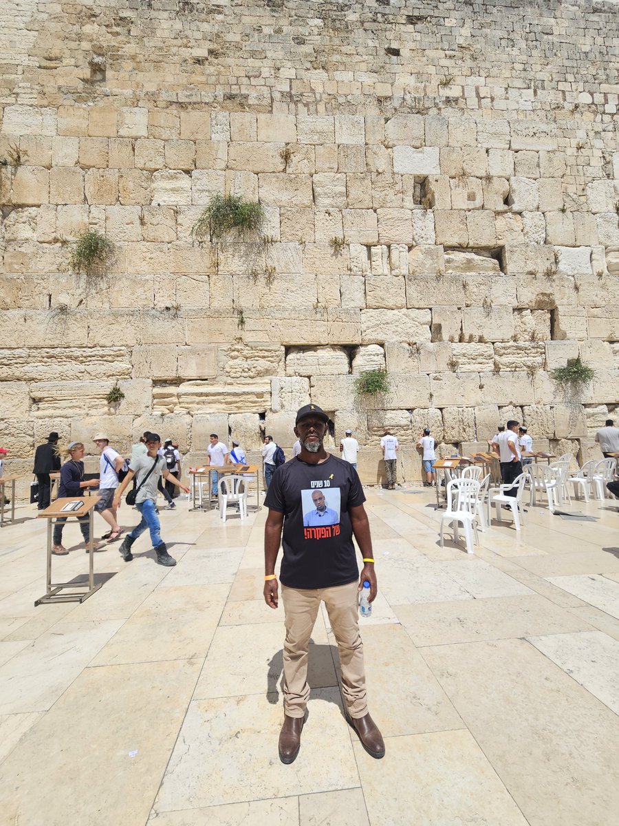 agery_desaley's tweet photo. למסע מאתייפיה לישראל יצאנו 6 אחים, לישראל הגענו רק 3 אחים.

בכול שנה אני הולך לטקס האזכרה הממלכתי בהר הרצל לזכרם של יהודי אתיופיה שנספו בדרכם לישראל.

ומהר הרצל אני  צועד ברגל  עד הכותל משהוא סימבולי המסמל את ההגעה שלי לירושלים  לכותל. https://t.co/zaxmKFD4mS
