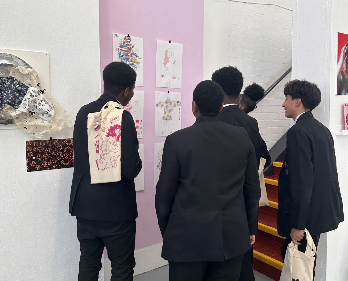 katelbenn's tweet photo. Today I had the joy of watching our students discuss the artwork displayed at @LeedsArtsUni thank you for having us and inspiring them #seefurther https://t.co/xpv0GzOSsx