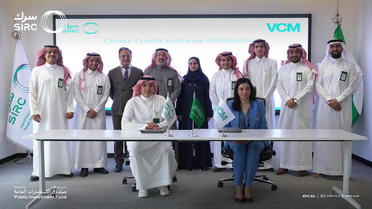 SIRCSaudi's tweet photo. بالتزامن مع #يوم_البيئة_العالمي، شراكة تاريخية بين "سرك" و"شركة سوق الكربون الطوعي " لتعزيز الاقتصاد الدائري وتبادل الكربون حيث تهدف هذه الشراكة الرائدة إلى تحفيز الممارسات المستدامة من خلال تمكين تداول الأرصدة الكربونية الناتجة عن مشاريع إعادة التدوير والاقتصاد الدائري محلياً.

ستساهم الشراكة بين "سرك" و"شركة سوق الكربون الطوعي" بتطوير سوق الكربون الطوعي، وجذب الاستثمارات في مشاريع إعادة التدوير والاقتصاد الدائري، وتسريع التحول نحو اقتصاد أكثر استدامة ومرونة.

سيوفر سوق الكربون الطوعي منصة شفافة وفعالة للشركات لتداول أرصدة الكربون، مما يسمح لها بتعويض انبعاثاتها والمساهمة في اقتصاد أكثر استدامة.