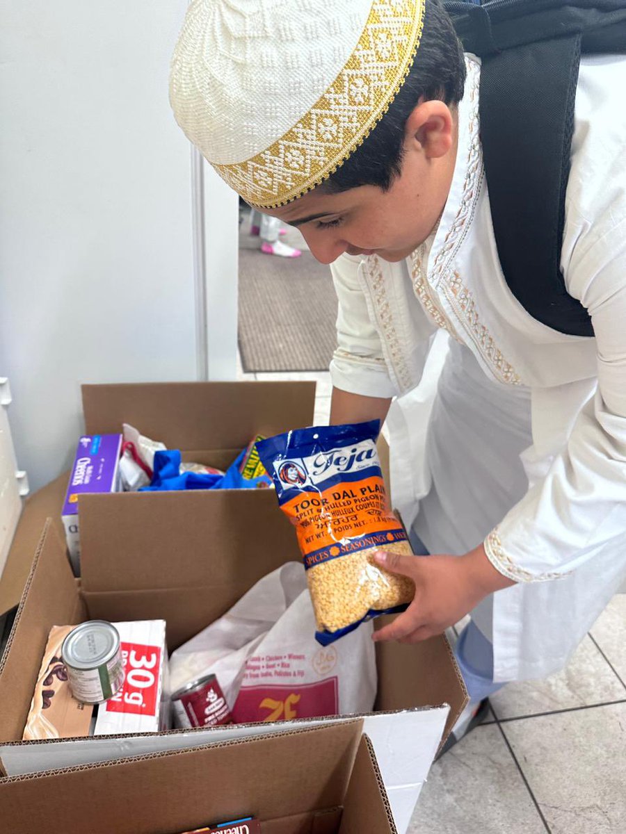 "We truly appreciate your support and willingness to fight hunger in our community," expressed <a href="/SurreyFoodBank/">Surrey Food Bank 🇨🇦</a> in appreciation of their collaboration with the Vancouver Dawoodi Bohra community to mobilize food items and support those in need on #WorldHungerDay.